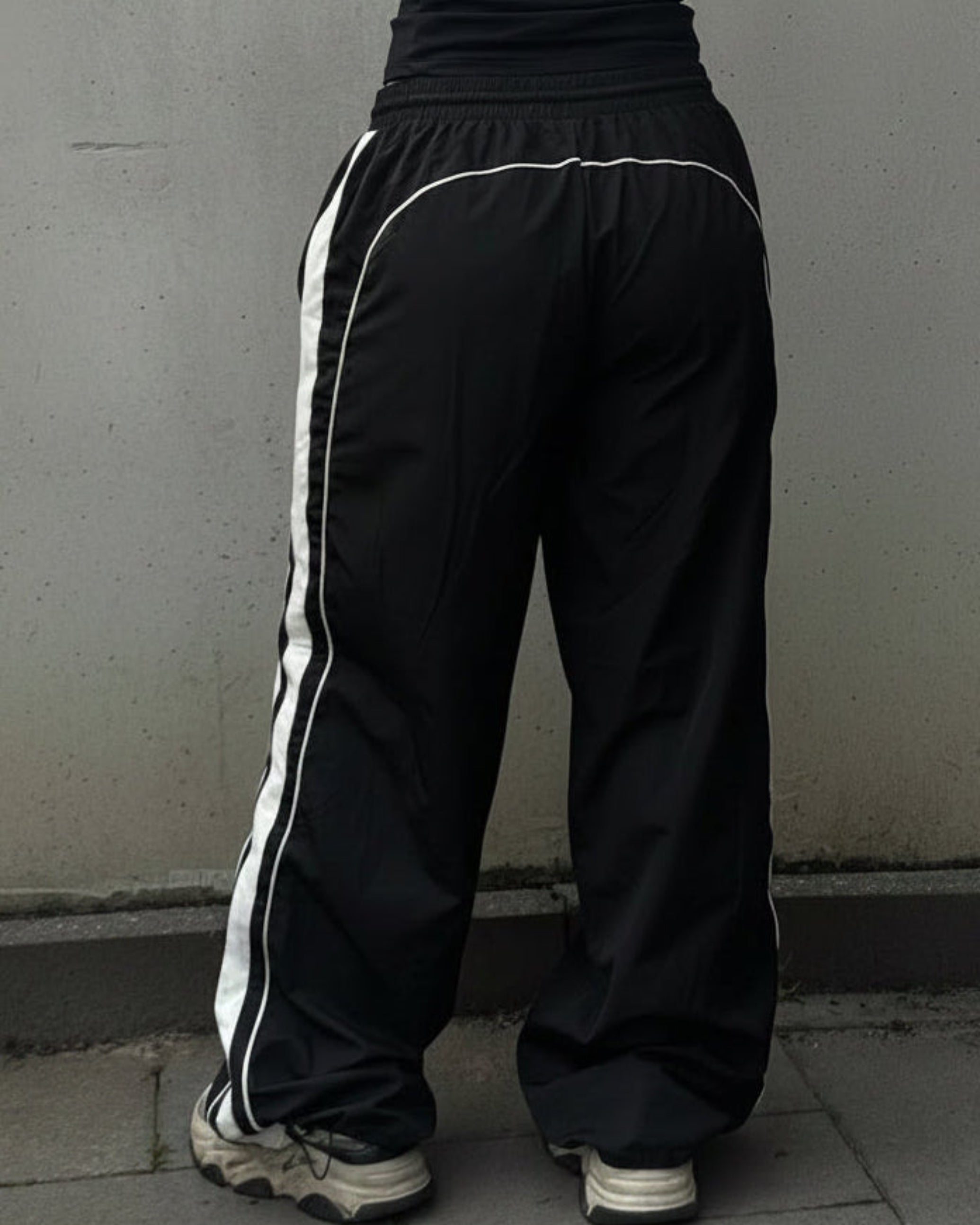 Apex Wide-Leg Jogger